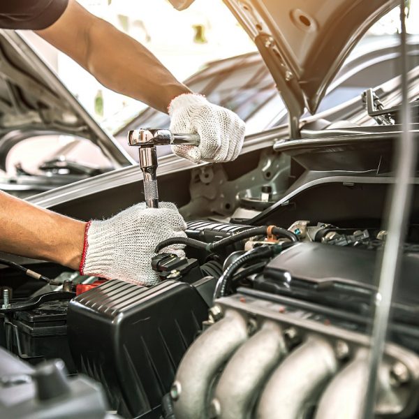 Close-up,Hands,Of,Auto,Mechanic,Are,Using,The,Wrench,To